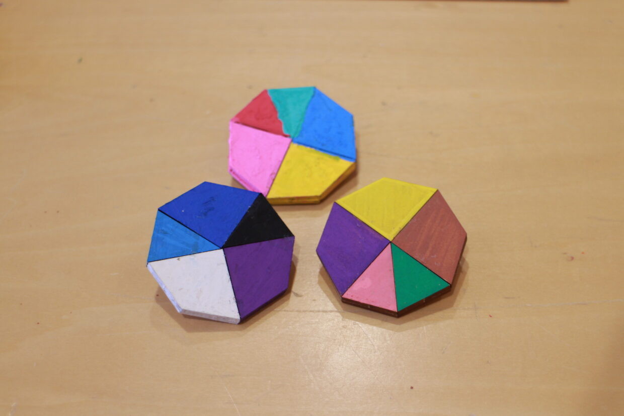 家族3人で作ったブローチ　それぞれが好きな色