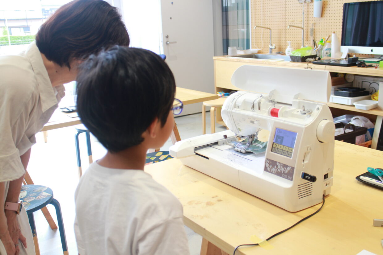 ミシンが動いているところを見る